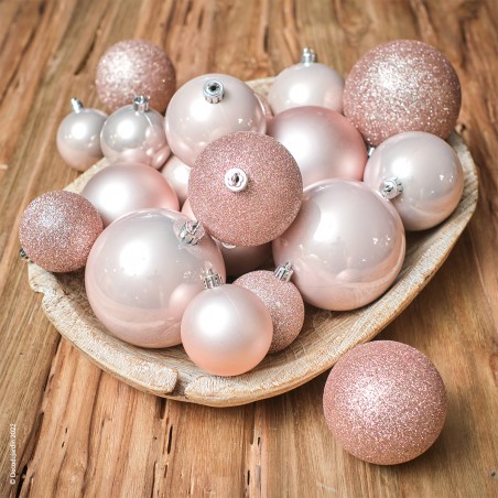 Coffret de 26 boules de Noël de couleur rose poudre mates, pailletées ou encore brillantes.