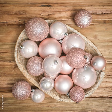 Coffret de 26 boules de Noël de couleur rose poudre mates, pailletées ou encore brillantes.